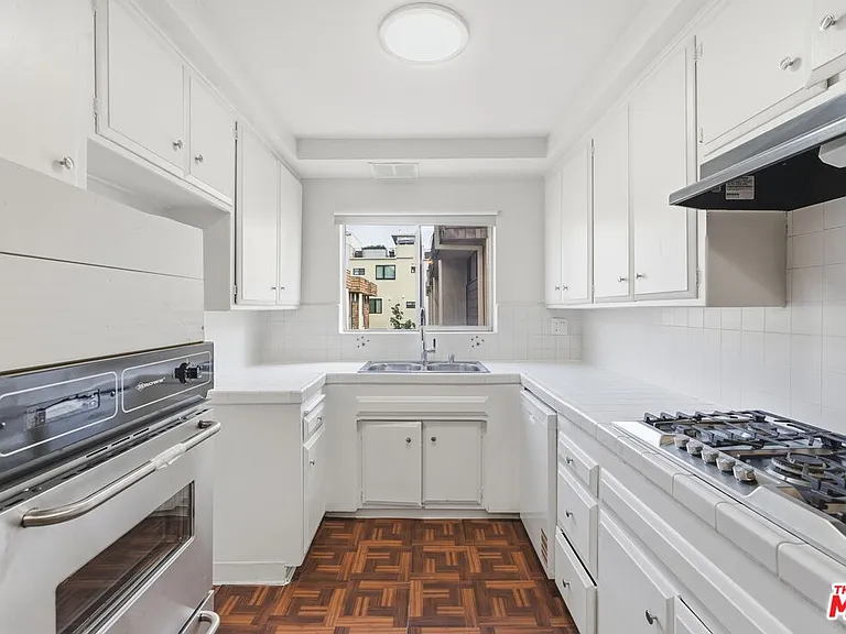 2332 S Beverly Glen Blvd #5 — Photo 4