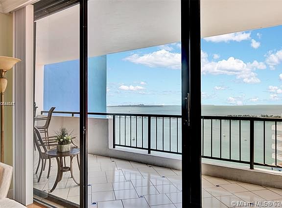 3rd image of 1581 Brickell Ave #105