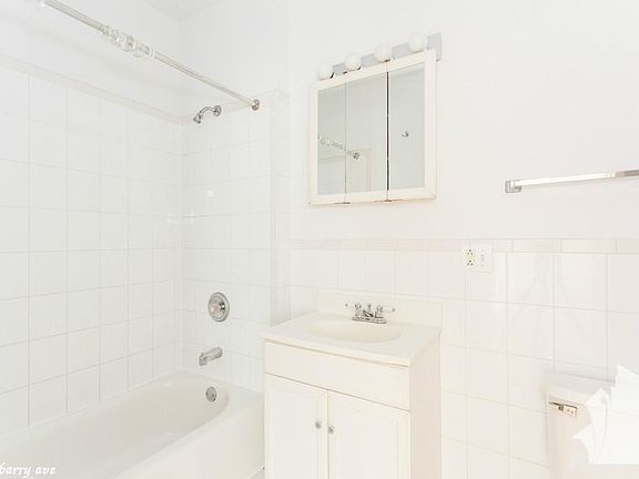 5th image of 724 W Barry Ave #1712