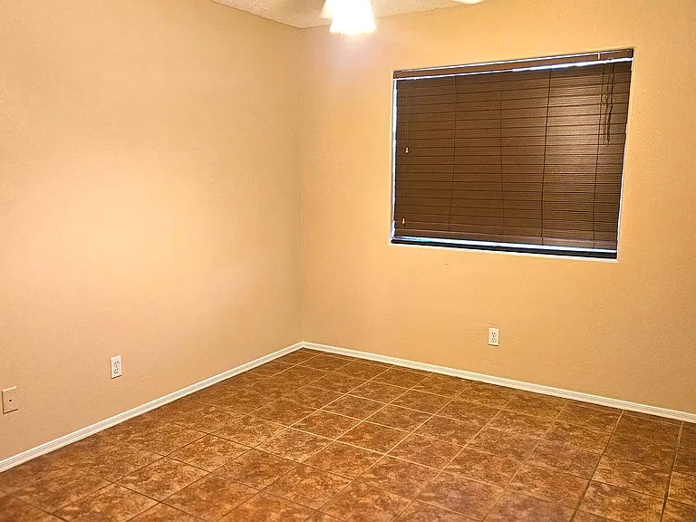 1325 S 28th Dr — Photo 23