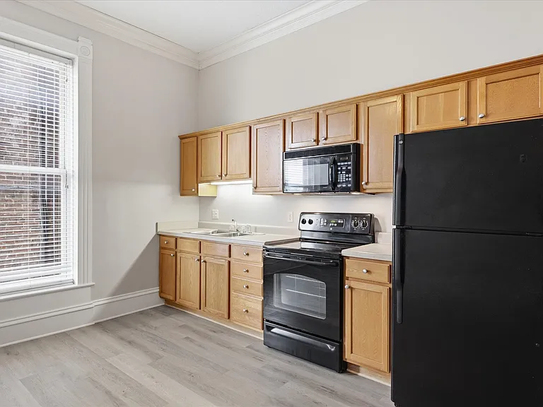 200 E 9th St #4 — Photo 10