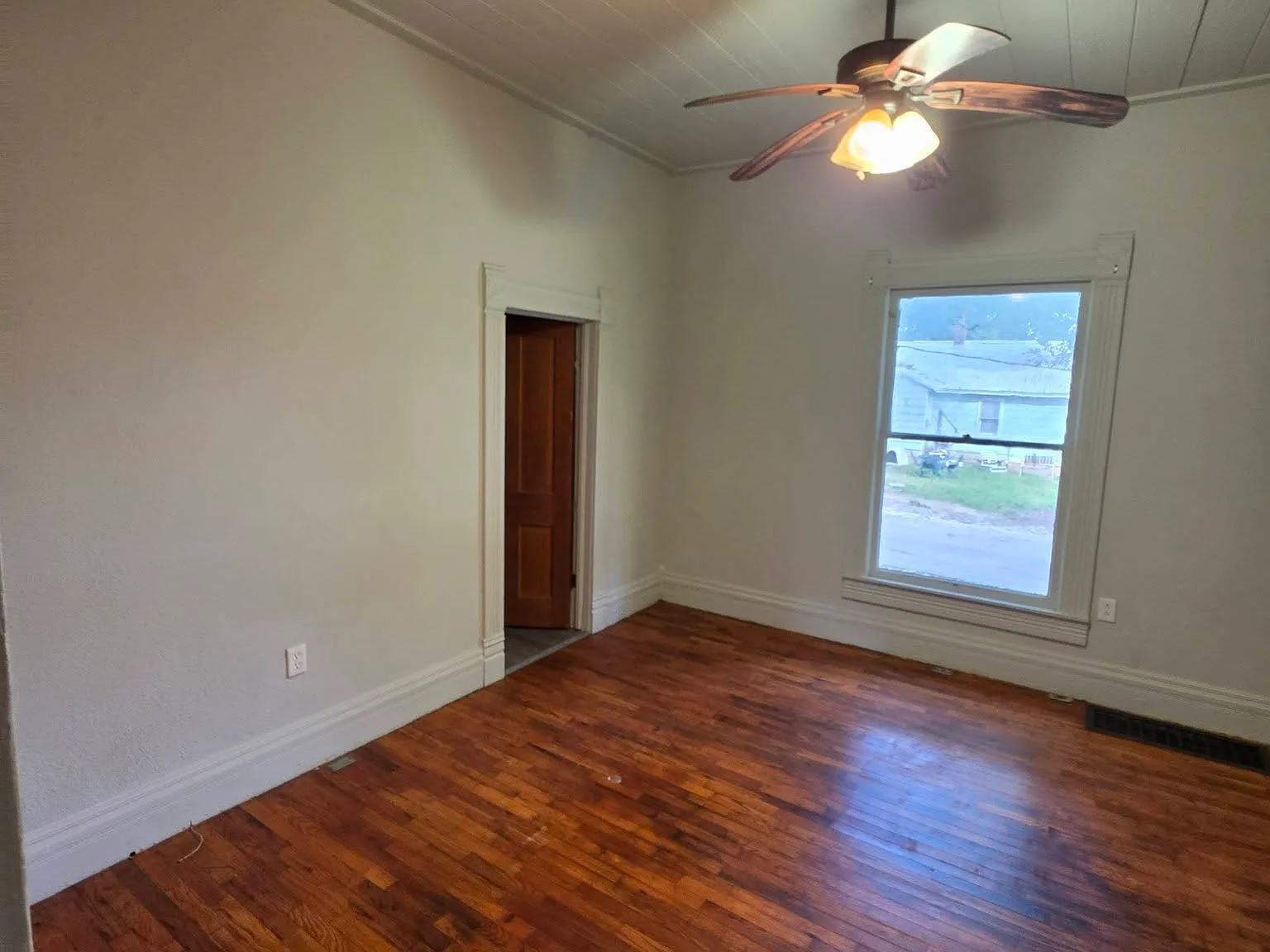 4 bed, 2324 sqft, $995 — Photo 2