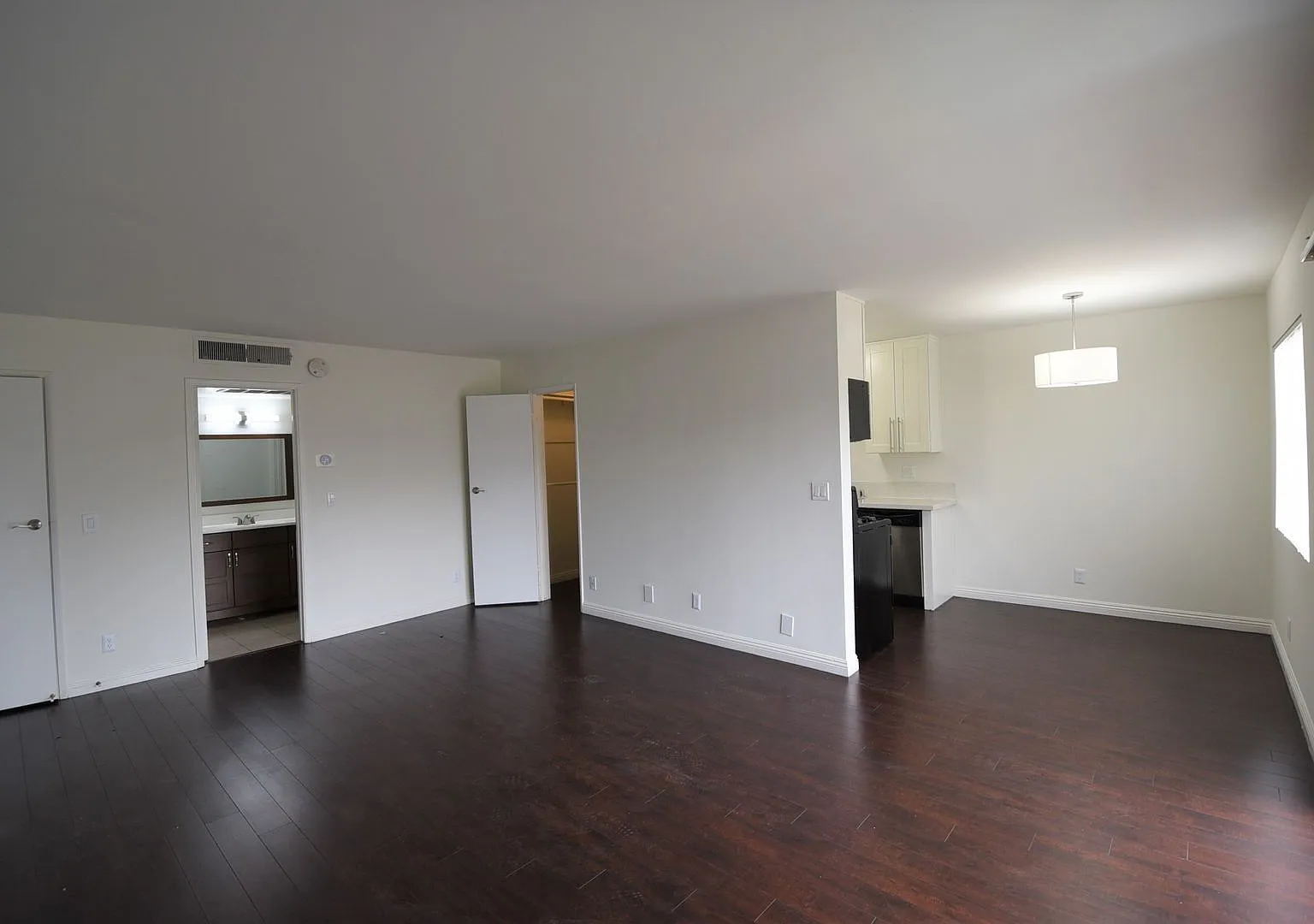 15128-44 Burbank Blvd — Photo 4
