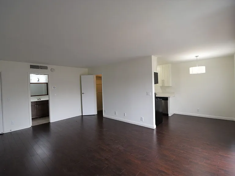 15128-44 Burbank Blvd — Photo 4