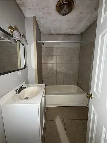208 E Charles St #7 — Photo 5