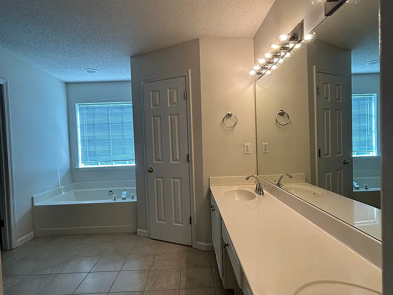 180 Sessingham Ln — Photo 32
