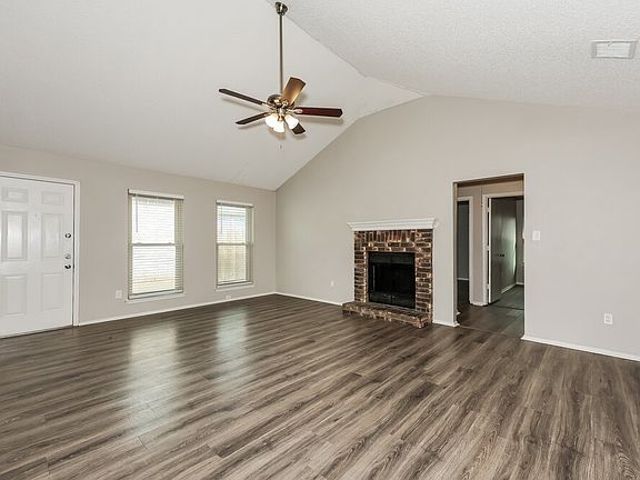 4th image of 1121 Cardinal Oaks Dr