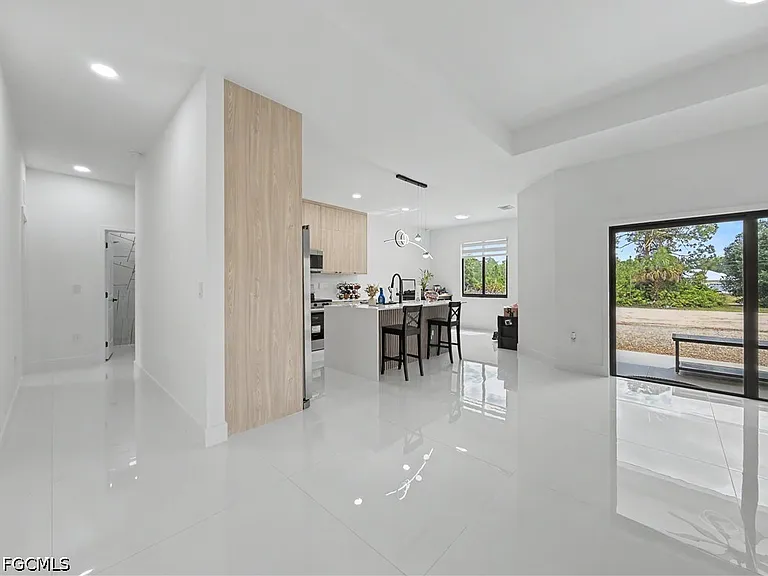 402 Thompson Ave — Photo 25