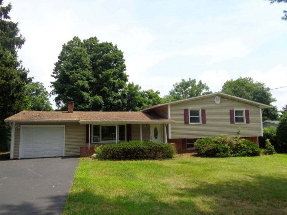 1st image of 8 Collier Dr W