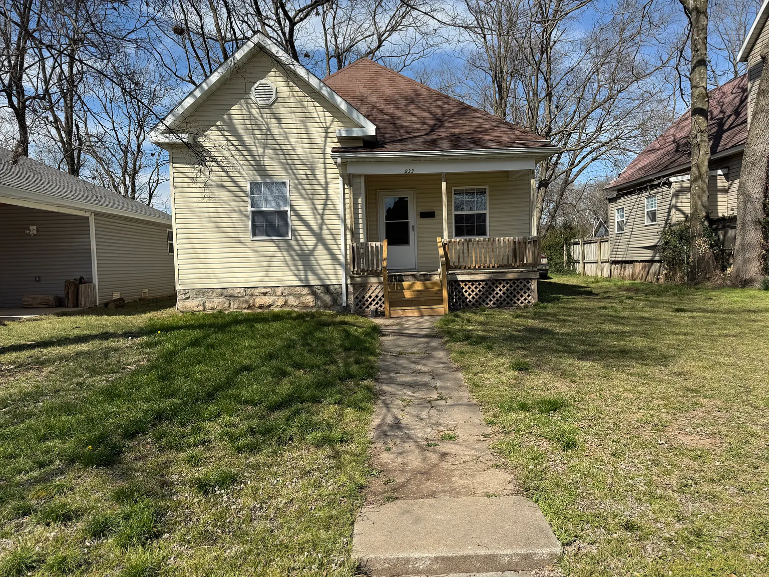 3 bed, 1036 sqft, $900 — Photo 1