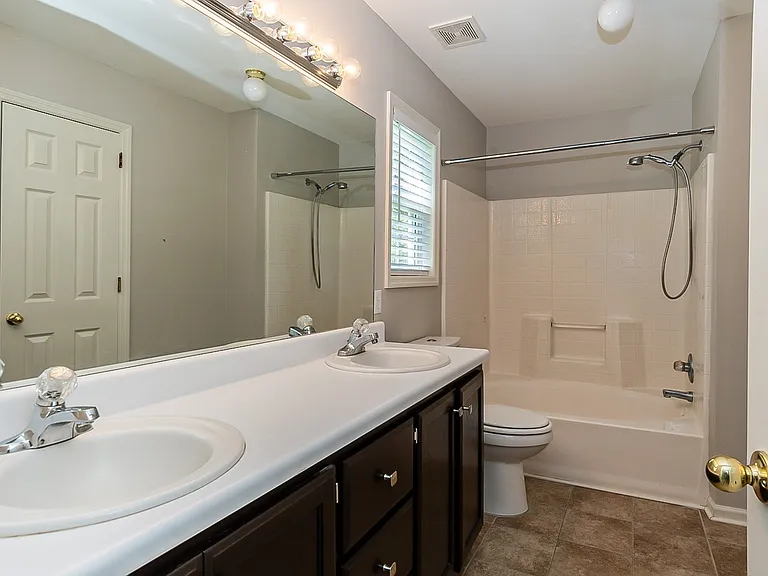 101 Donovan Ct — Photo 6