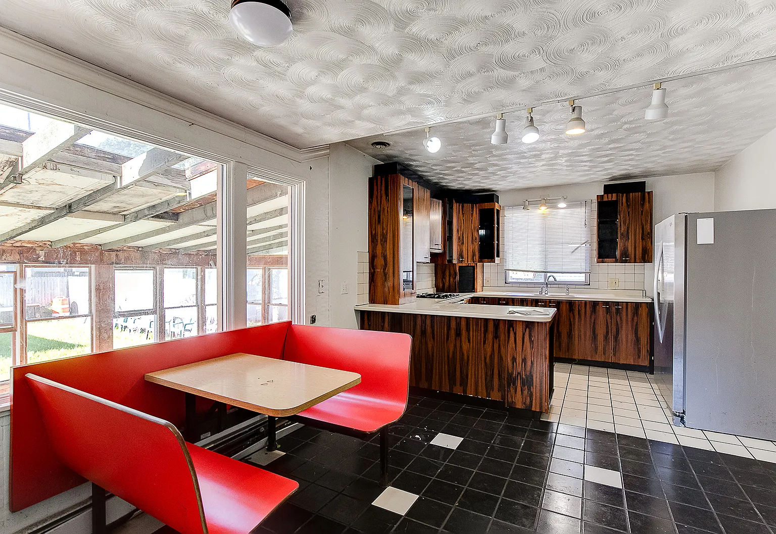 7 bed, 3719 sqft, $3,800 — Photo 3