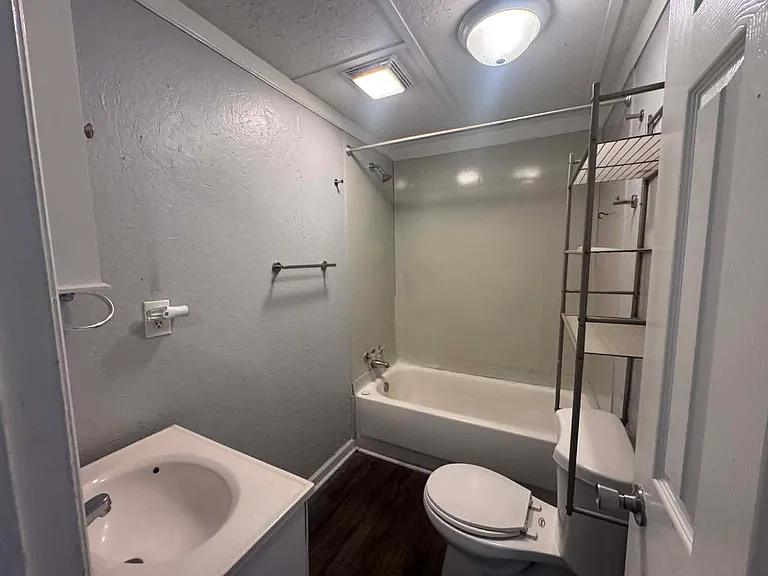 613 E Johnston St — Photo 8