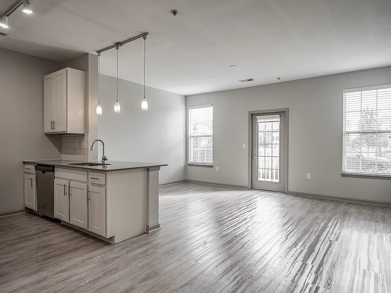 Bella Vista Apartments — Photo 18