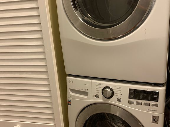 2nd image of 1523 W Walton St APT 1F