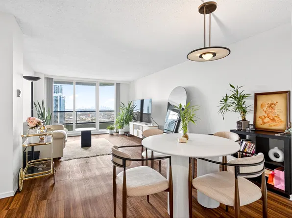 4353 Halifax St #2308, Burnaby, BC V5C 5Z4
