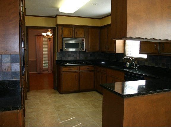 5th image of 204 Berkshire Ln