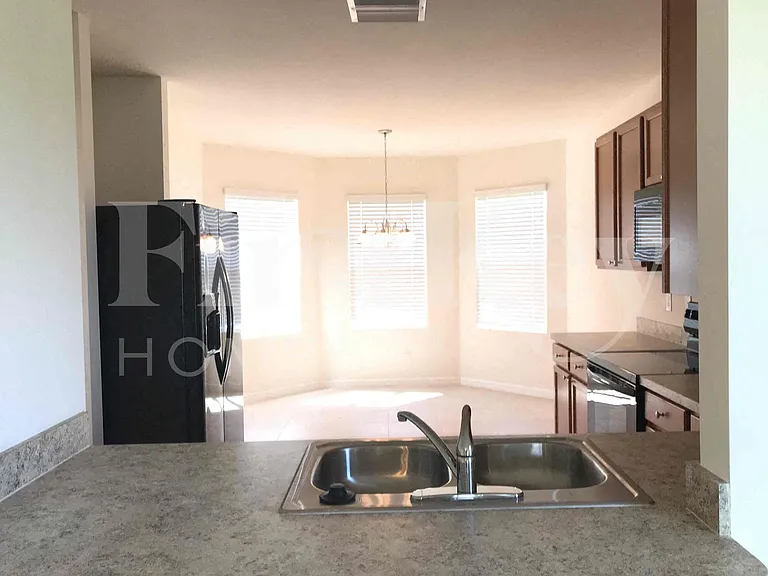 625 SW 25th Ter — Photo 6