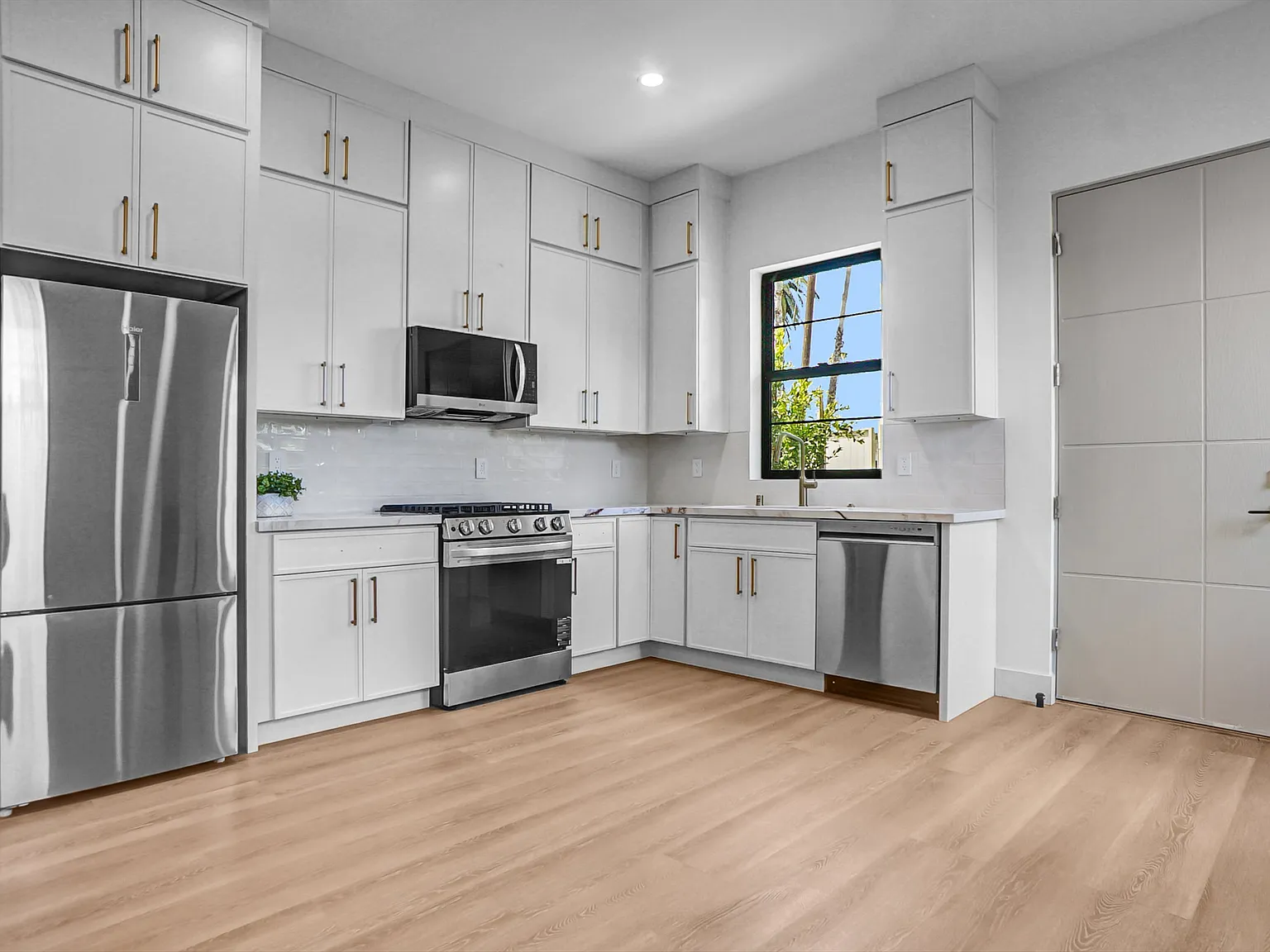 2 bed, 850 sqft, $3,495 — Photo 4