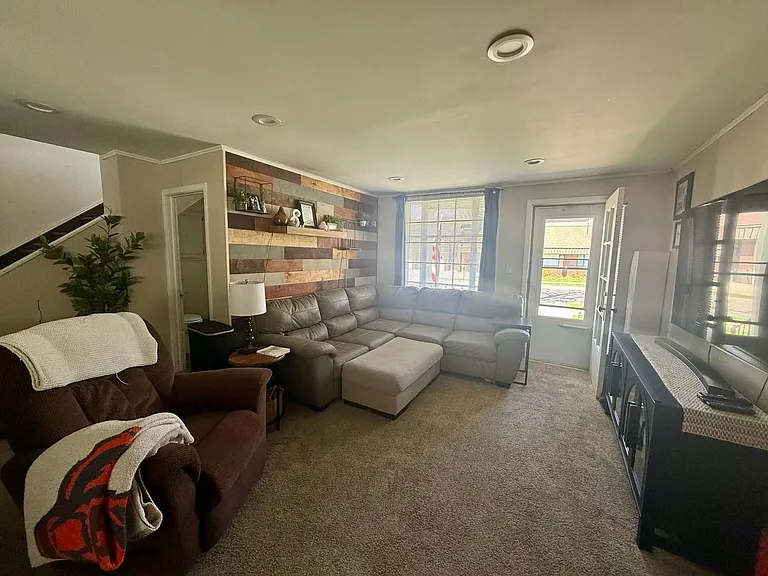 805 E Bridge St — Photo 3