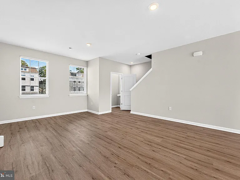 120 Essex Dr — Photo 10