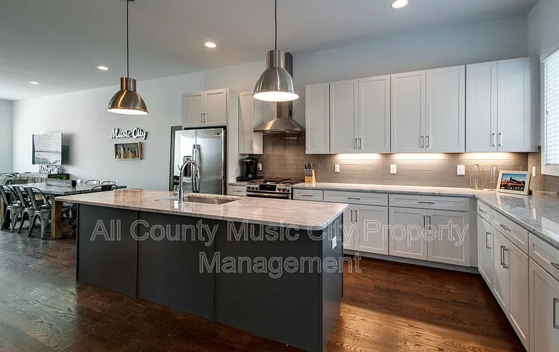 4 bed, 3.5 bath, 2038 sqft, $3,650 — Photo 2