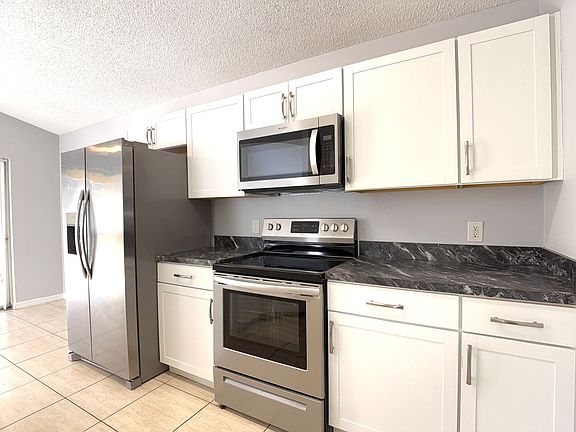 4th image of 732 Casterton Cir