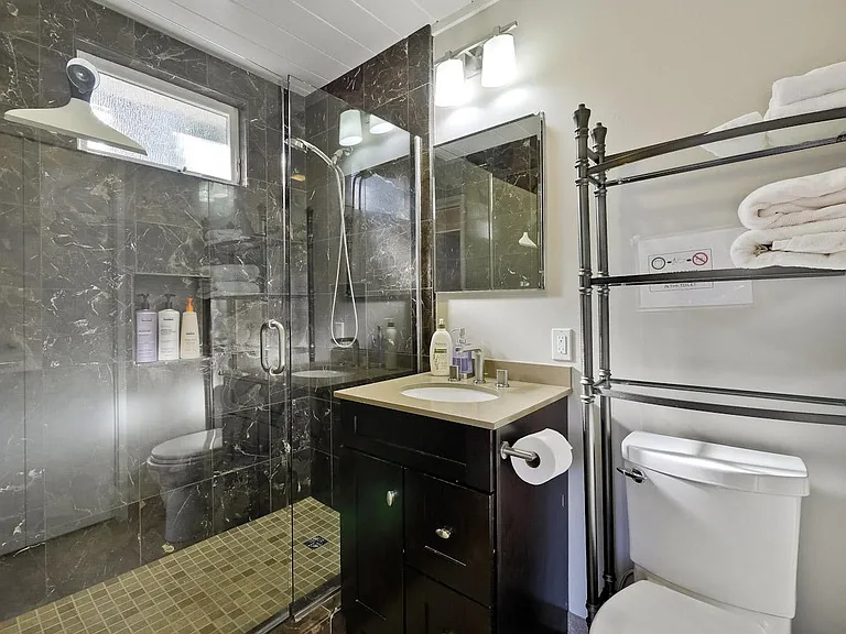 2538 Alvin St — Photo 9