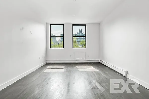 Rented by EXR | media 10