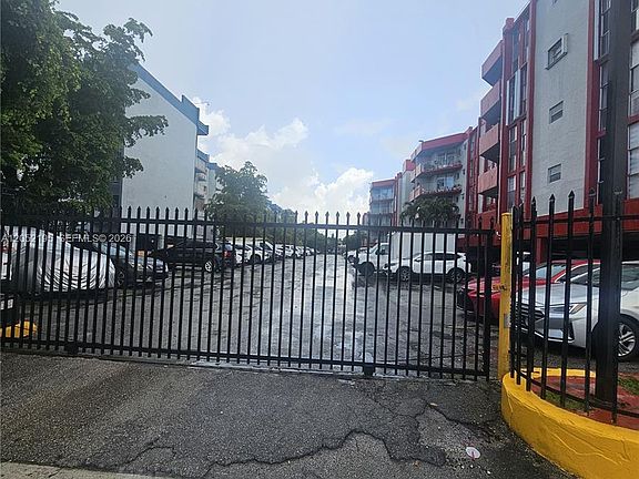 4th image of 1750 W 46th St APT 518