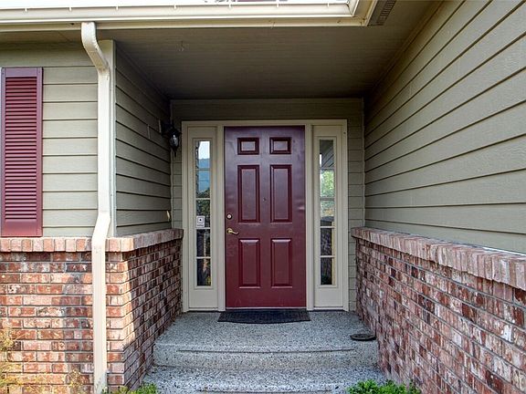 3rd image of 262 Mackenzie Dr