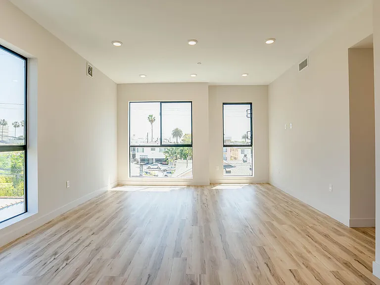 1540 S Hayworth Ave #203 — Photo 3