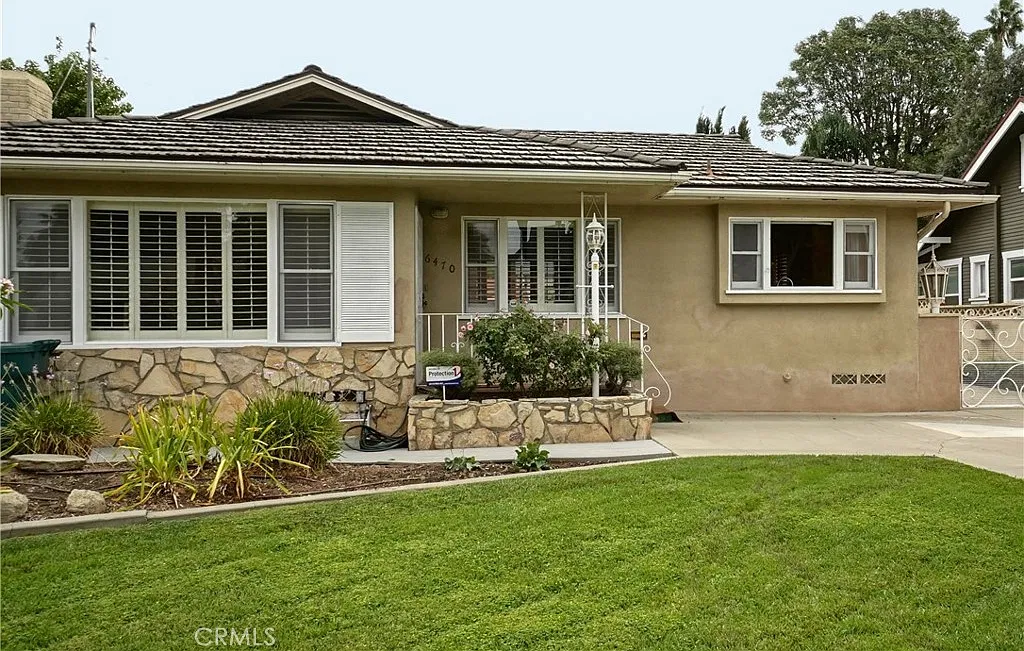 2 bed, 2.0 bath, 1850 sqft, $3,700 — Photo 1