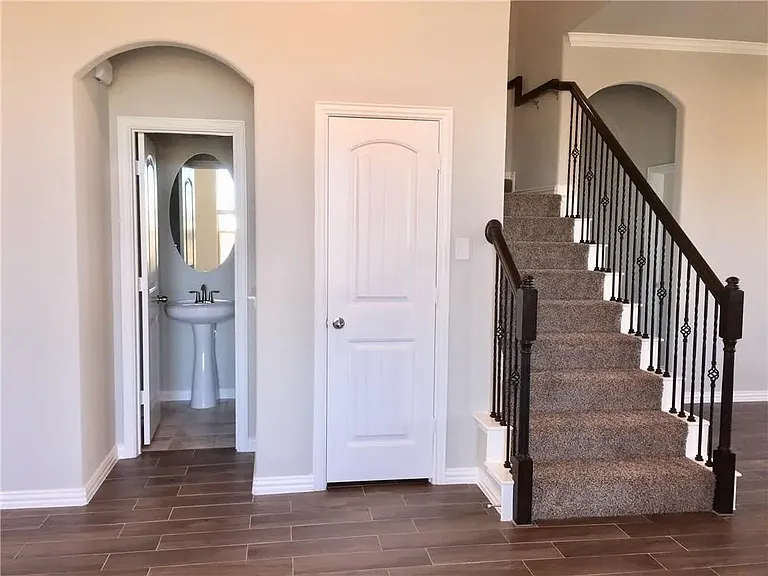 2121 Austin Ln — Photo 9