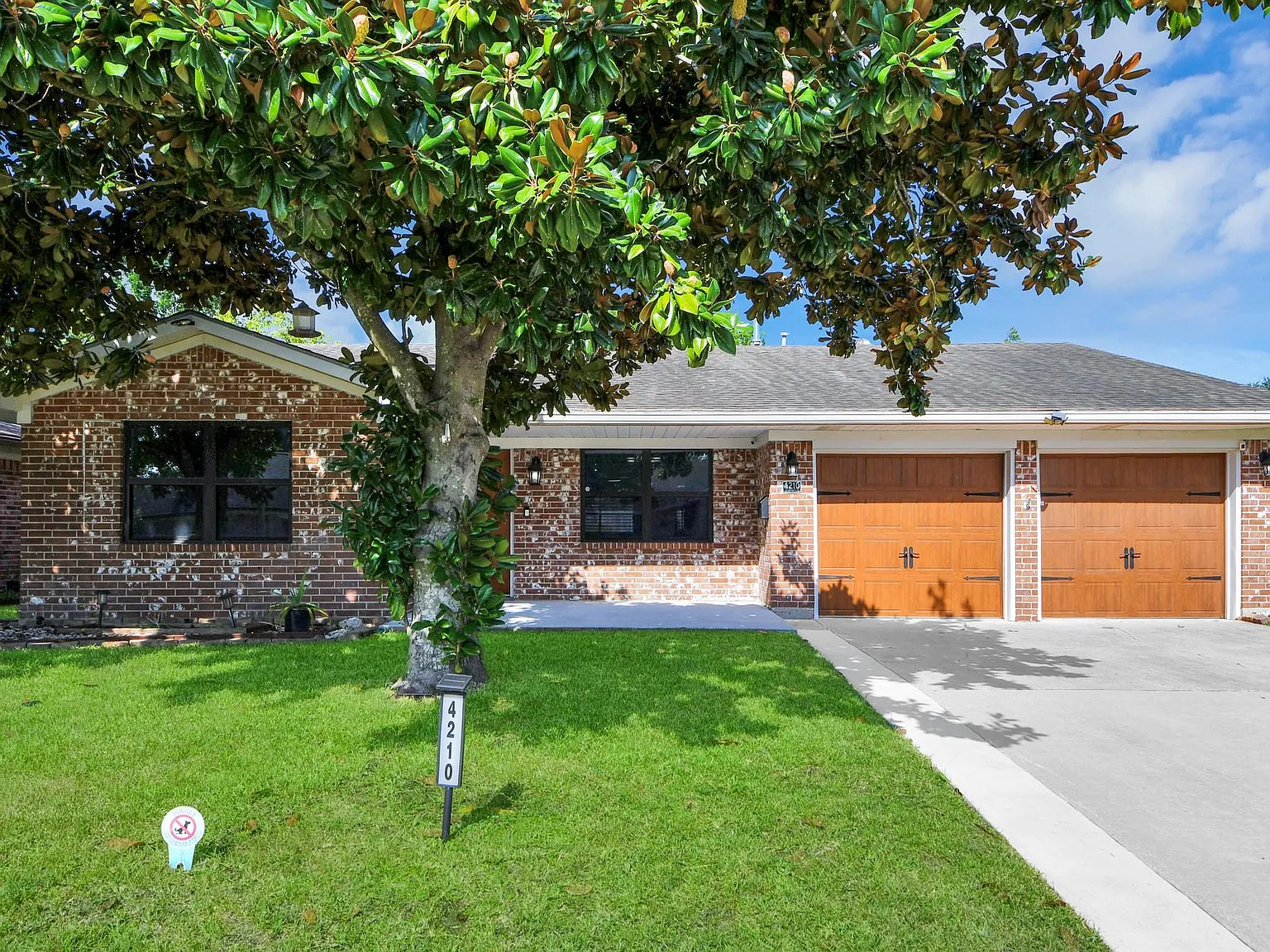 3 bed, 2.0 bath, 1884 sqft, $2,200 — Photo 1