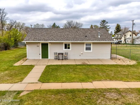 916 1st Ave E, New England, ND 58647