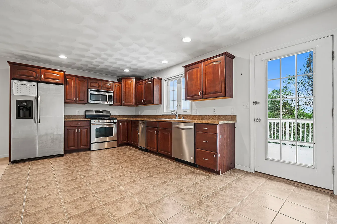 6 Fairlawn Ave — Photo 1