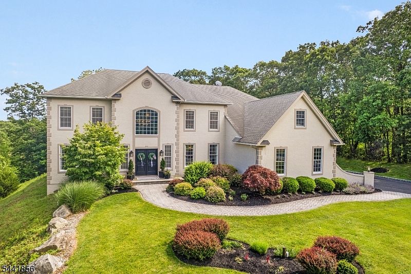 1st image of 29 Crownview Ct