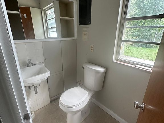 4th image of 717 W Waid Ave