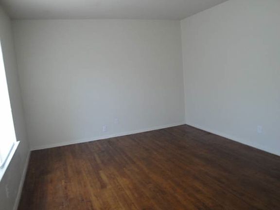 2nd image of 1329 Woodcrest Dr