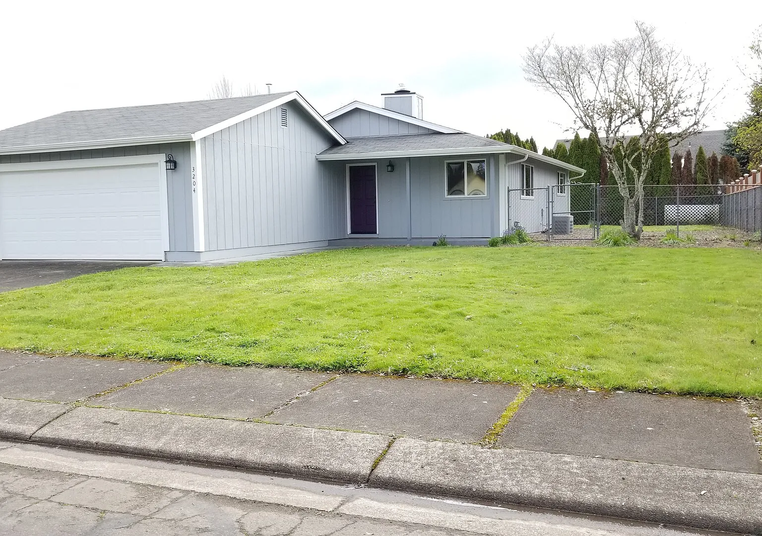 Pet Friendly 3 Bedroom Home w/Garage — Photo 1