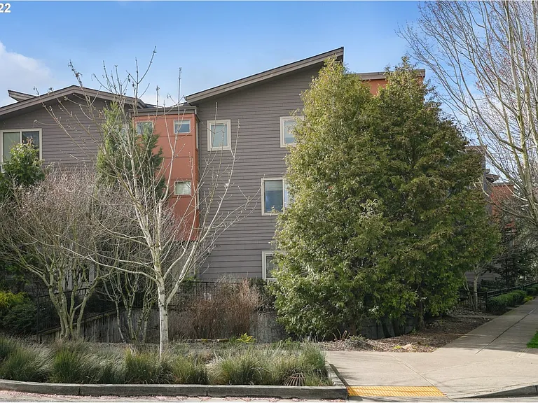 8502 N Central St — Photo 2