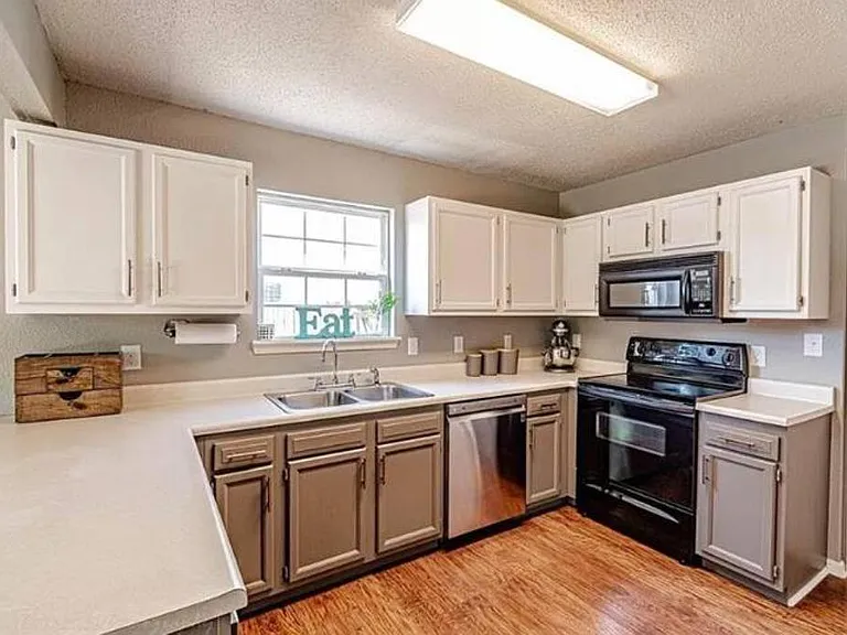 305 Bent Stream Ln — Photo 3