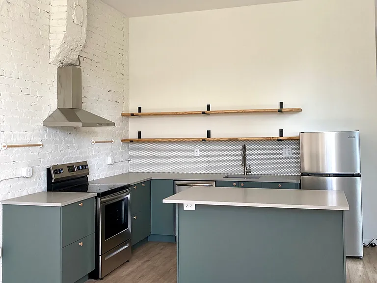 1607 Main St #10 — Photo 1