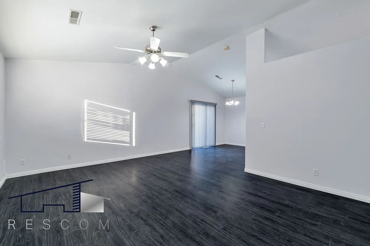 3 bed, 2.0 bath, 1384 sqft, $2,150 — Photo 2