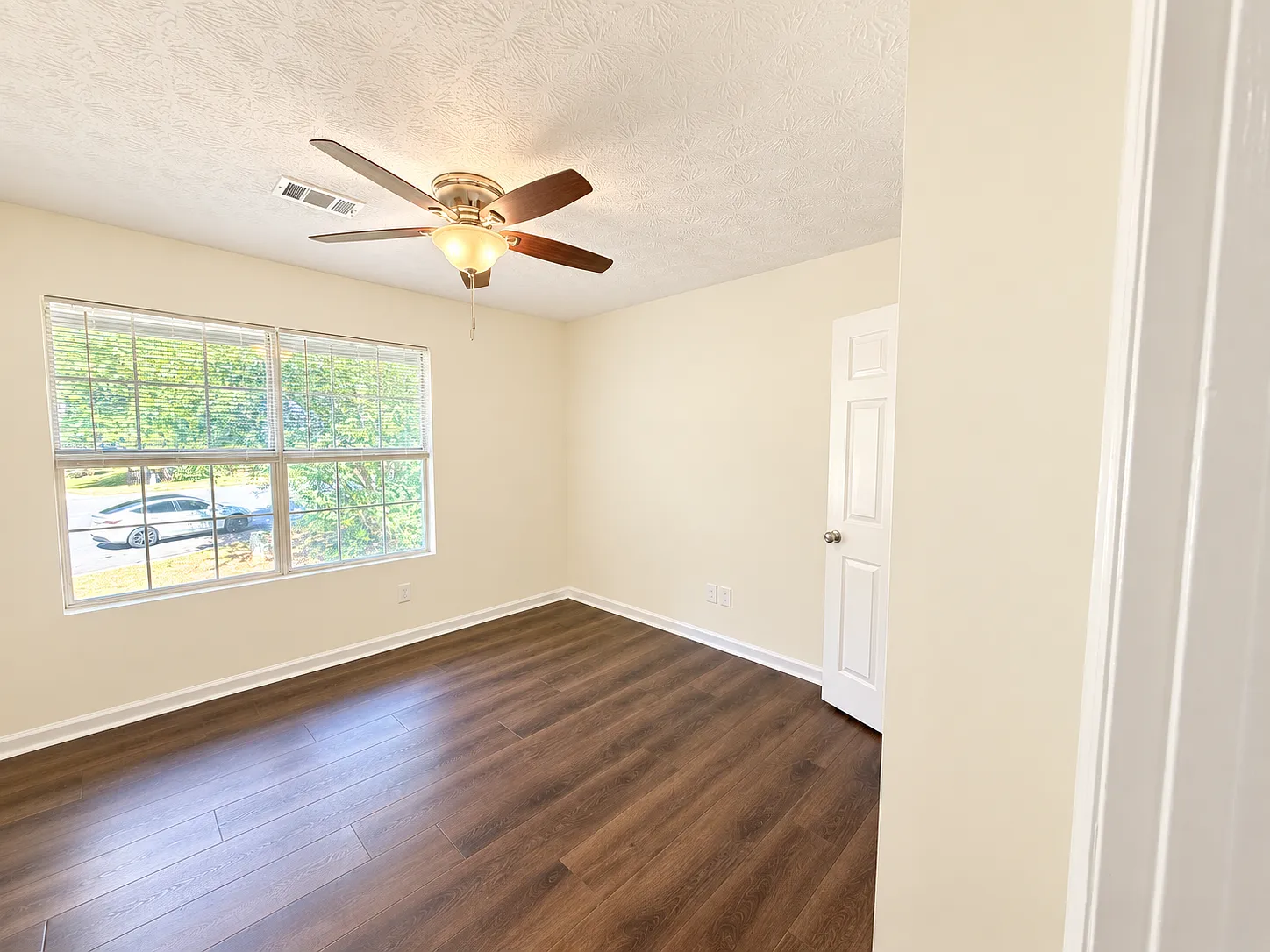 4 bed, 2.5 bath, 2098 sqft, $2,500 — Photo 2