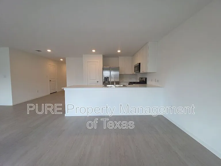 313 Stratus Ln — Photo 6