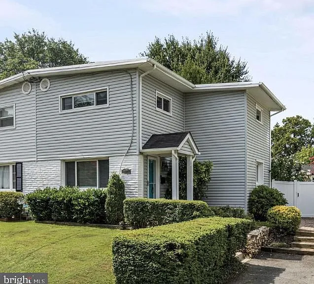 10607 Maple St — Photo 1