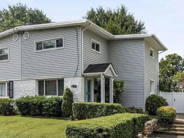 10607 Maple St, Fairfax, VA 22030