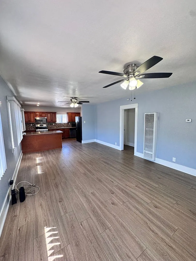 Single Family Home - 827 Martin Luther King Jr. — Photo 2